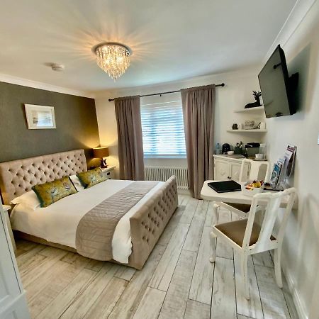 The Knightwood Oak A Luxury King Size En-Suite Space - Lymington New Forest With Totally Private Entrance - Key Box Entry - Free Parking & Private Outdoor Seating Area - Town ,Shops , Pubs & Solent Way Walking Distance & Complimentary Breakfast Items 외부 사진
