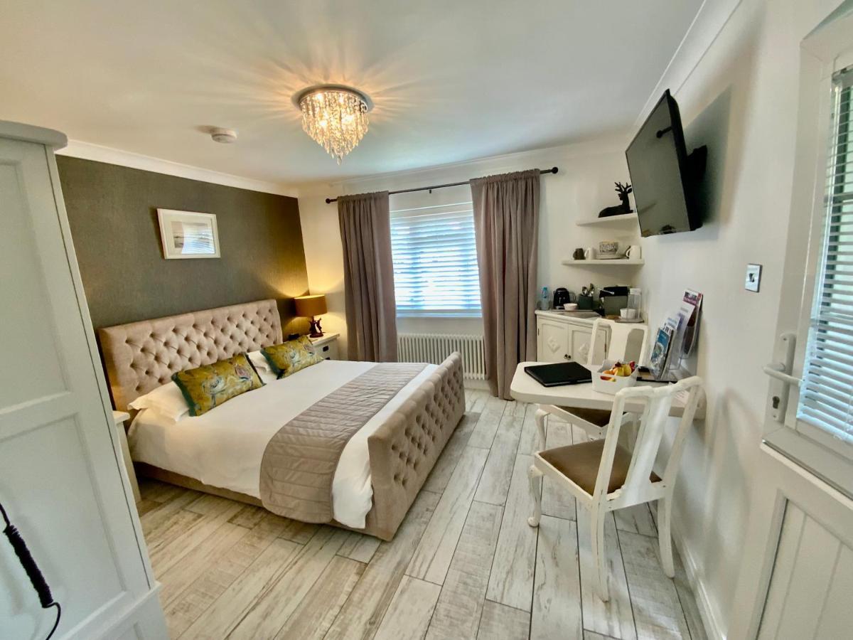 The Knightwood Oak A Luxury King Size En-Suite Space - Lymington New Forest With Totally Private Entrance - Key Box Entry - Free Parking & Private Outdoor Seating Area - Town ,Shops , Pubs & Solent Way Walking Distance & Complimentary Breakfast Items 외부 사진