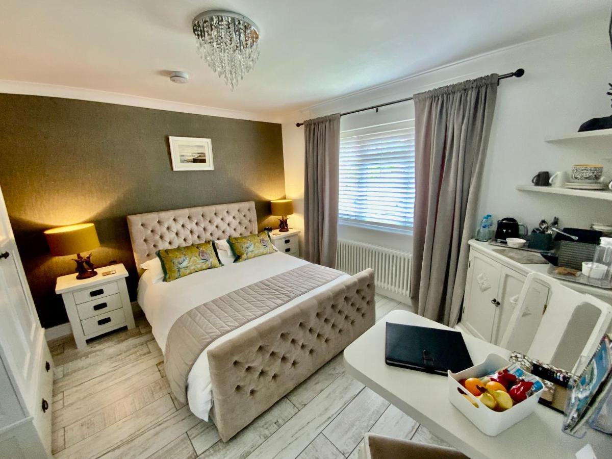 The Knightwood Oak A Luxury King Size En-Suite Space - Lymington New Forest With Totally Private Entrance - Key Box Entry - Free Parking & Private Outdoor Seating Area - Town ,Shops , Pubs & Solent Way Walking Distance & Complimentary Breakfast Items 외부 사진
