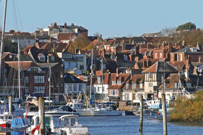 The Knightwood Oak A Luxury King Size En-Suite Space - Lymington New Forest With Totally Private Entrance - Key Box Entry - Free Parking & Private Outdoor Seating Area - Town ,Shops , Pubs & Solent Way Walking Distance & Complimentary Breakfast Items 외부 사진