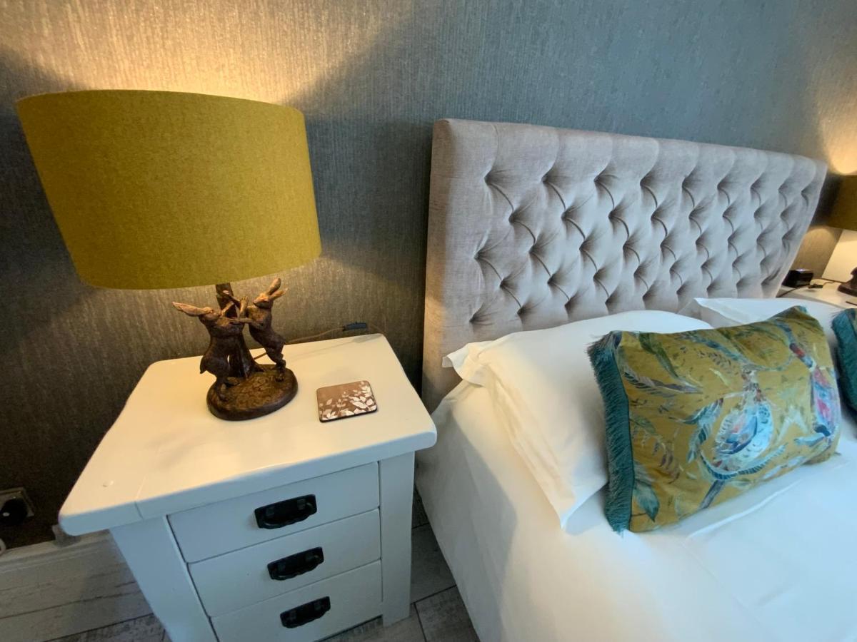 The Knightwood Oak A Luxury King Size En-Suite Space - Lymington New Forest With Totally Private Entrance - Key Box Entry - Free Parking & Private Outdoor Seating Area - Town ,Shops , Pubs & Solent Way Walking Distance & Complimentary Breakfast Items 외부 사진