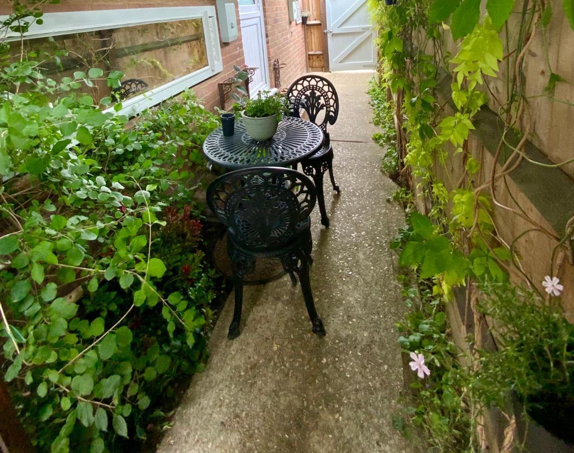 The Knightwood Oak A Luxury King Size En-Suite Space - Lymington New Forest With Totally Private Entrance - Key Box Entry - Free Parking & Private Outdoor Seating Area - Town ,Shops , Pubs & Solent Way Walking Distance & Complimentary Breakfast Items 외부 사진