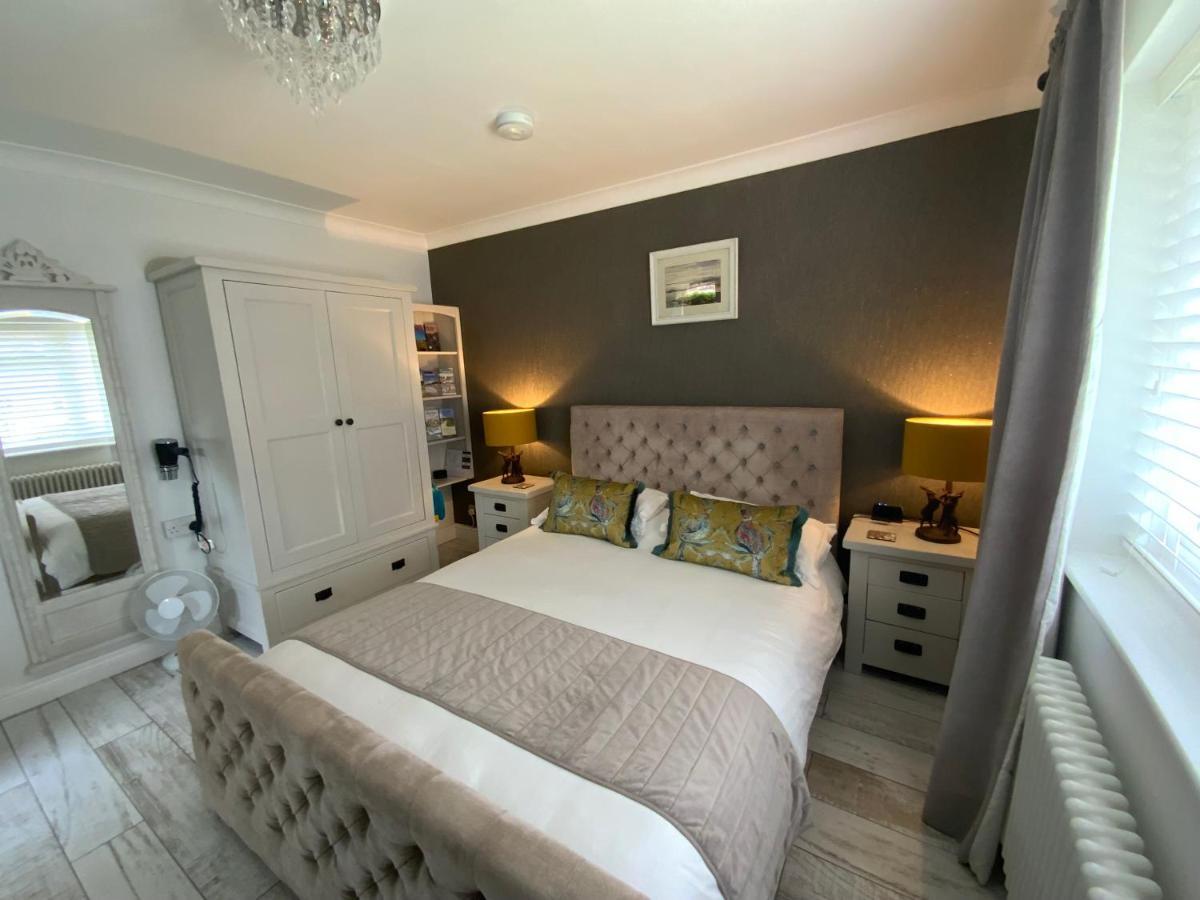 The Knightwood Oak A Luxury King Size En-Suite Space - Lymington New Forest With Totally Private Entrance - Key Box Entry - Free Parking & Private Outdoor Seating Area - Town ,Shops , Pubs & Solent Way Walking Distance & Complimentary Breakfast Items 외부 사진