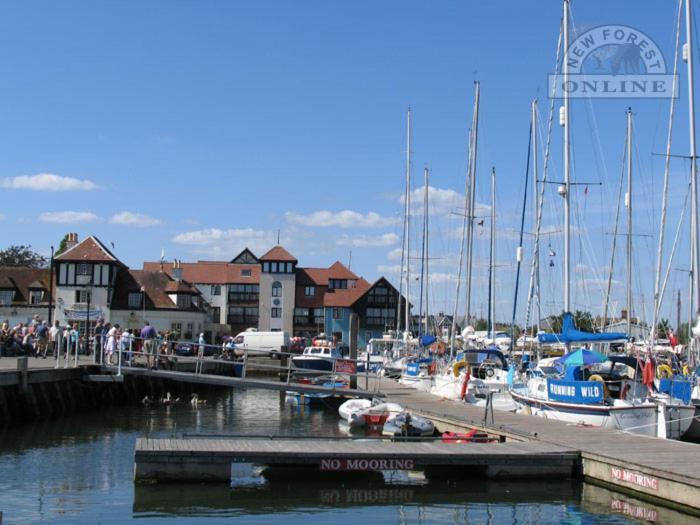 The Knightwood Oak A Luxury King Size En-Suite Space - Lymington New Forest With Totally Private Entrance - Key Box Entry - Free Parking & Private Outdoor Seating Area - Town ,Shops , Pubs & Solent Way Walking Distance & Complimentary Breakfast Items 외부 사진