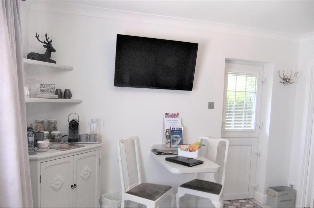 The Knightwood Oak A Luxury King Size En-Suite Space - Lymington New Forest With Totally Private Entrance - Key Box Entry - Free Parking & Private Outdoor Seating Area - Town ,Shops , Pubs & Solent Way Walking Distance & Complimentary Breakfast Items 외부 사진
