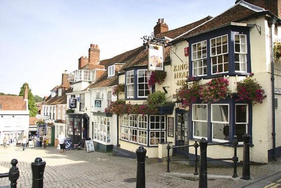 The Knightwood Oak A Luxury King Size En-Suite Space - Lymington New Forest With Totally Private Entrance - Key Box Entry - Free Parking & Private Outdoor Seating Area - Town ,Shops , Pubs & Solent Way Walking Distance & Complimentary Breakfast Items 외부 사진