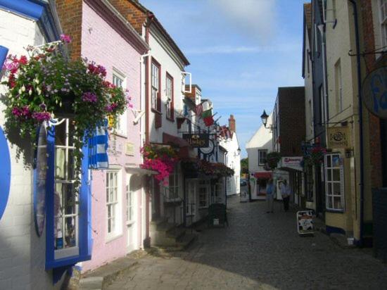 The Knightwood Oak A Luxury King Size En-Suite Space - Lymington New Forest With Totally Private Entrance - Key Box Entry - Free Parking & Private Outdoor Seating Area - Town ,Shops , Pubs & Solent Way Walking Distance & Complimentary Breakfast Items 외부 사진