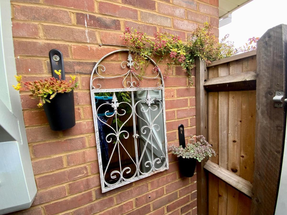 The Knightwood Oak A Luxury King Size En-Suite Space - Lymington New Forest With Totally Private Entrance - Key Box Entry - Free Parking & Private Outdoor Seating Area - Town ,Shops , Pubs & Solent Way Walking Distance & Complimentary Breakfast Items 외부 사진